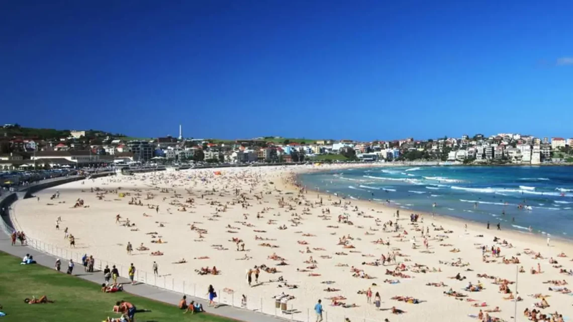 Bondi beach: surga wisata di australia untuk menikmati keindahan pantai dan ombak Bondi beach
