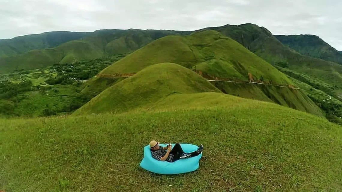 Bukit simargalung ombun menawarkan keindahan persawahan yang terhampar luas dan panorama yang menakjubkan yang patut dieksplorasi.
