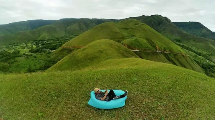 Bukit simargalung ombun menawarkan keindahan persawahan yang terhampar luas dan panorama yang menakjubkan yang patut dieksplorasi.