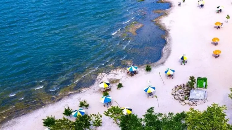 Cantiknya pantai batu hoda samosir bikin banyak orang jatuh hati