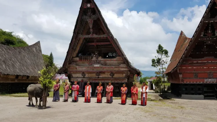 Huta bolon di pulau samosir, danau toba adalah destinasi wisata yang sangat menarik bagi para wisatawan yang ingin mempelajari budaya batak.