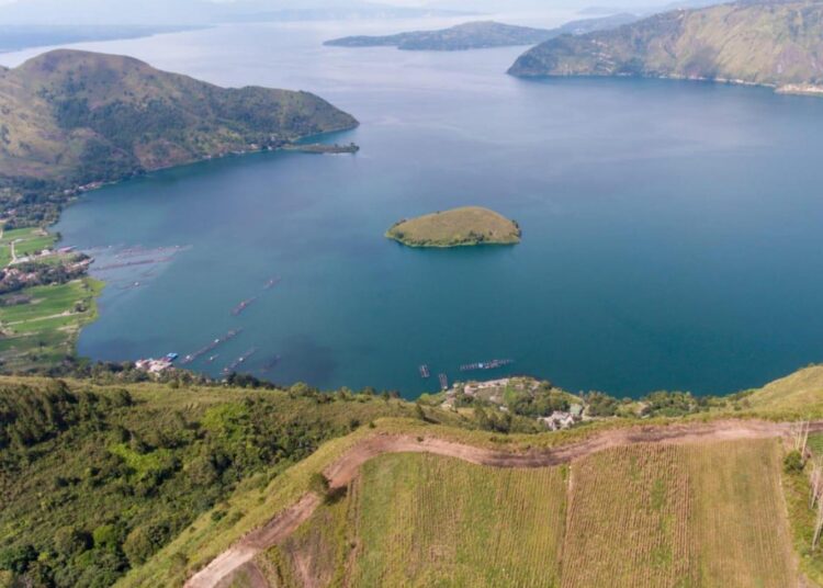 Wisata Apa Saja yang Ada di Danau Toba,Fishing Camp Siarubung,Ujung Silalahi,Desa Silalahi,Jembatan Tano Ponggol,Loken Barn Resort,Bukit Siadtaratas,Aek Sipangolu,The Kaldera Toba Nomadic Escape,Geosite Sipinsur,Pantai Batu Hoda Samosir,Pantai Batu Hoda Tigaras,Air Terjun Janji,Pantai Pasir Putih Parbaba,Pantai Bebas Parapat,Bukit Gajah Bobok,Aek Sipitu Dai,Huta Bolon,Taman Eden,Togaraja,Negeri di Atas Awan,Desa Tipang,Pusuk Buhit,Bukit Gibeon,Pantai Ardhana,Bukit Tarabunga,Bukit Simargalung Ombun,Pantai Lumban Bulbul,Bukit Senyum Motung,Menara Pandang Simanindo,Maulana Cafe & Villa,Aek Sipaulak Hosa,Pantai Tambunan,Tambunan Sunset Beach,Pantai Pasir Putih Parparean,Pantai Sipinggan,Pantai Lumban Silintong,Bukit Ruhuk Taduhan,Bukit Sibea-bea,Goa Baba Liang,Bukit Sitalmak-Talmak,Desa Siregar Aek Nalas,Wisata Anugerah Indah Sippan,Partungko Naginjang,Tuan Nagani Paradise,Panatapan Sileme-Leme,Bukit Indah Simarjarunjung,Sipatungan Hill,Batu Marompa,Bukit Holbung,Pulau Samosir,Air Terjun Sipiso piso,Desa Paropo,Museum,Wisata,Danau Toba Panatapan Sileme-Leme