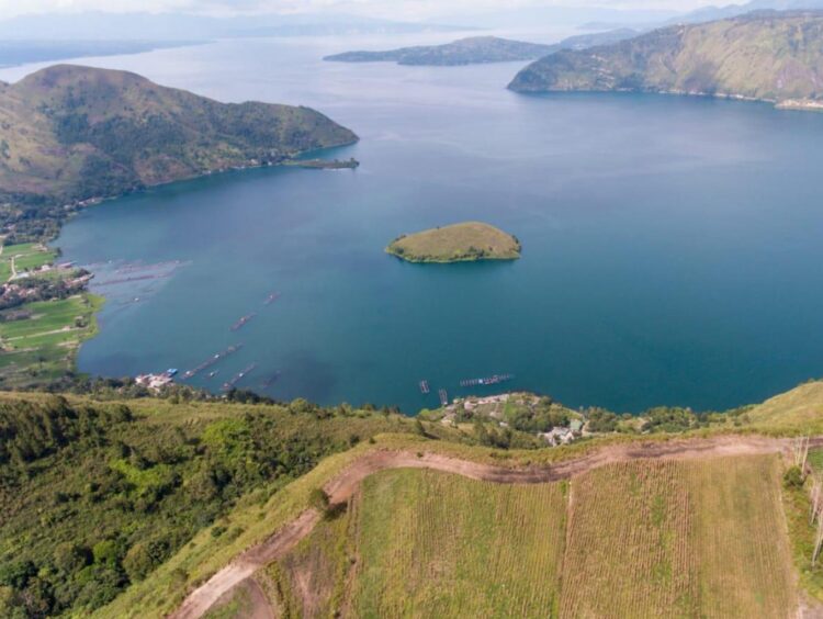 Destinasi wisata baru bernama panatapan sileme-leme selain menawarkan pemandangan alam yang menakjubkan juga asyik untuk berkemah di atas bukit.