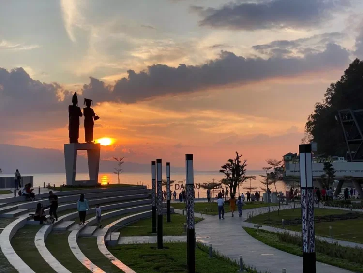 Pantai bebas parapat juga sering digunakan sebagai lokasi pagelaran budaya.