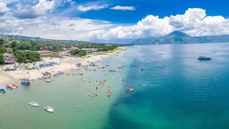 Pantai pasir putih parbaba adalah tempat wisata yang menarik di tepi danau toba, sumatera utara.