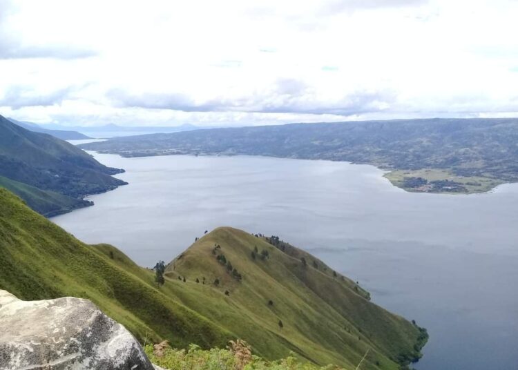 Wisata Apa Saja yang Ada di Danau Toba,Fishing Camp Siarubung,Ujung Silalahi,Desa Silalahi,Jembatan Tano Ponggol,Loken Barn Resort,Bukit Siadtaratas,Aek Sipangolu,The Kaldera Toba Nomadic Escape,Geosite Sipinsur,Pantai Batu Hoda Samosir,Pantai Batu Hoda Tigaras,Air Terjun Janji,Pantai Pasir Putih Parbaba,Pantai Bebas Parapat,Bukit Gajah Bobok,Aek Sipitu Dai,Huta Bolon,Taman Eden,Togaraja,Negeri di Atas Awan,Desa Tipang,Pusuk Buhit,Bukit Gibeon,Pantai Ardhana,Bukit Tarabunga,Bukit Simargalung Ombun,Pantai Lumban Bulbul,Bukit Senyum Motung,Menara Pandang Simanindo,Maulana Cafe & Villa,Aek Sipaulak Hosa,Pantai Tambunan,Tambunan Sunset Beach,Pantai Pasir Putih Parparean,Pantai Sipinggan,Pantai Lumban Silintong,Bukit Ruhuk Taduhan,Bukit Sibea-bea,Goa Baba Liang,Bukit Sitalmak-Talmak,Desa Siregar Aek Nalas,Wisata Anugerah Indah Sippan,Partungko Naginjang,Tuan Nagani Paradise,Panatapan Sileme-Leme,Bukit Indah Simarjarunjung,Sipatungan Hill,Batu Marompa,Bukit Holbung,Pulau Samosir,Air Terjun Sipiso piso,Desa Paropo,Museum,Wisata,Danau Toba Sipatungan Hill