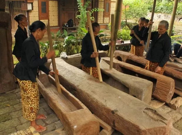 Tradisi Gedhokan Desa Wisata Osing. Image via: goodnewsfromindonesia.id